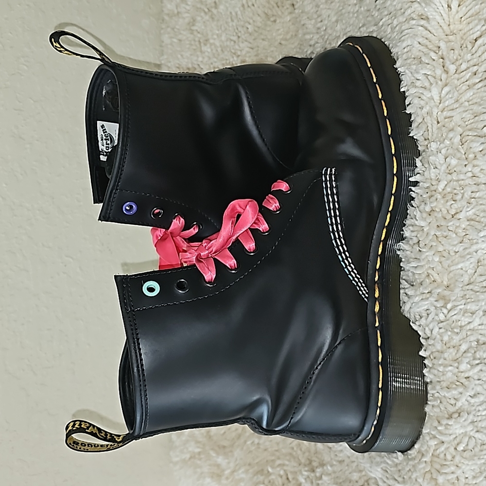 Dr. Martens X Hello Kitty & Friends Boots - Picture 8 of 16